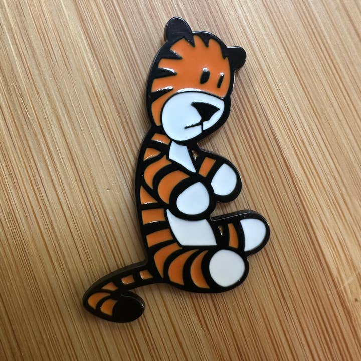 Épingle en émail Tigre en peluche Hobbes - Calvin et Hobbes pour la vente par Scribble & Scroll