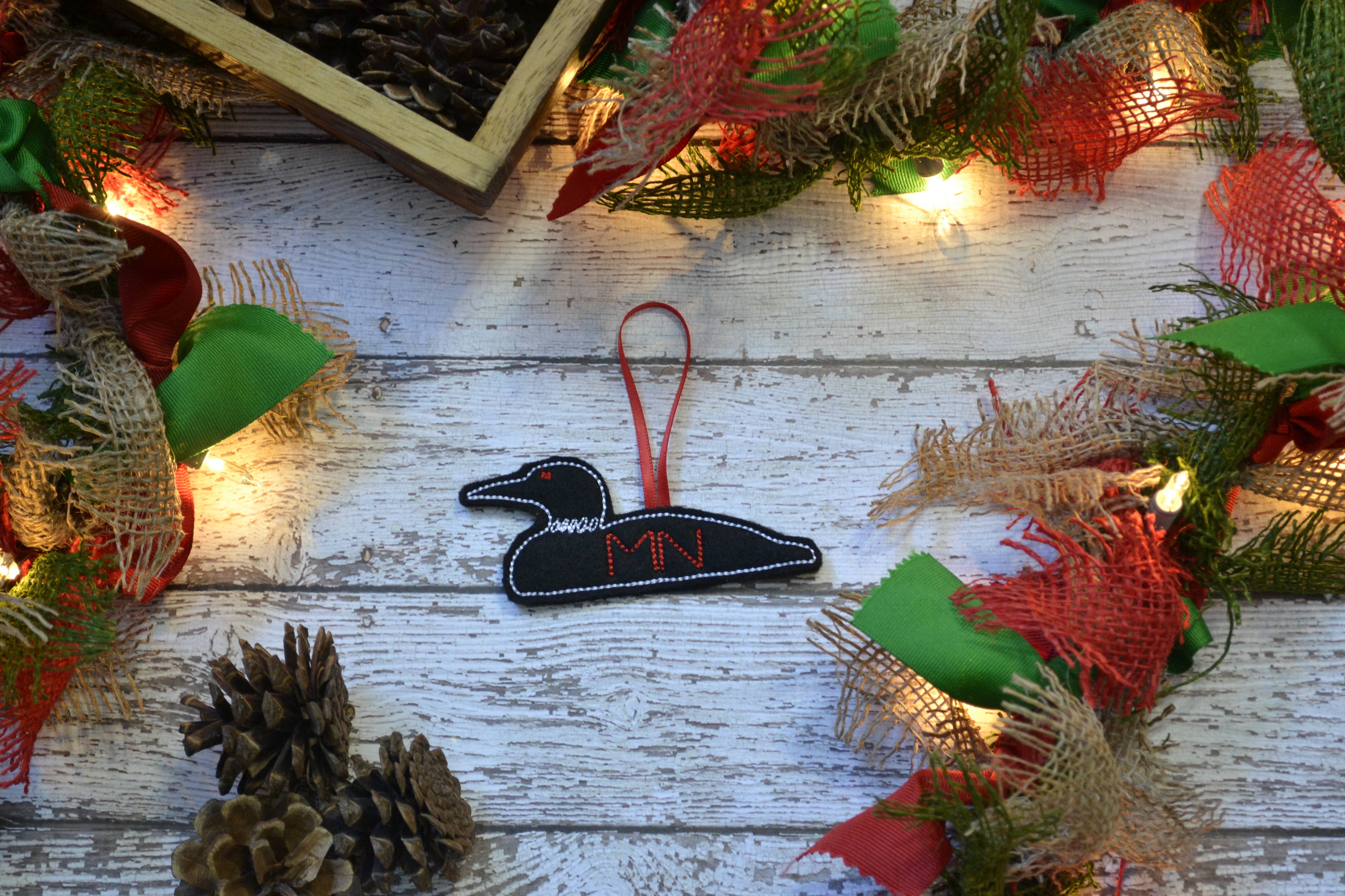 SewMuchMoreStore - Vente Objets de décoration - MN Loon ornement en feutre brodé1