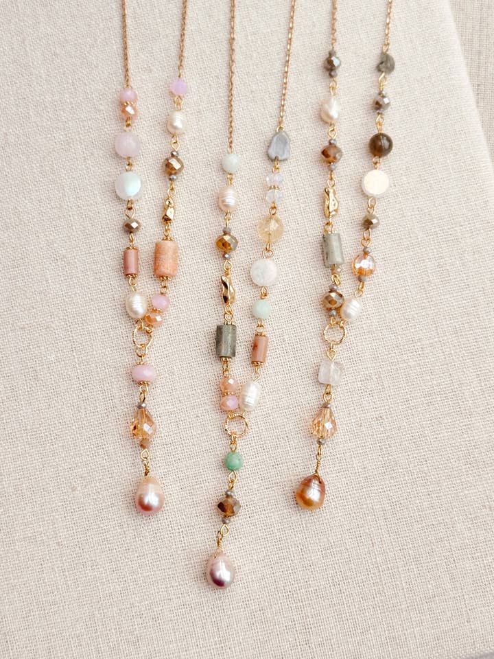 Collier en Y avec perles dorées et multicolores pour la vente par Gracie Rose Designs