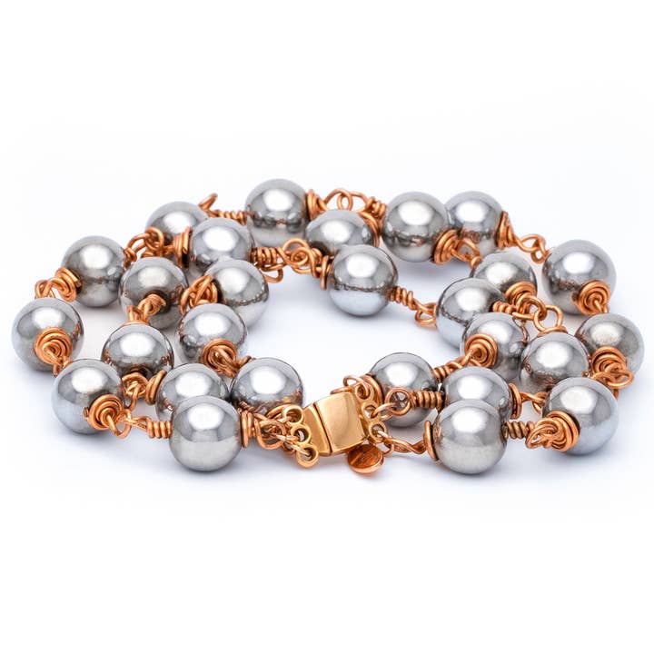 Bracelet en hématite avec fermoir magnétique argenté Socialite pour la vente par Rejected Hearts Club