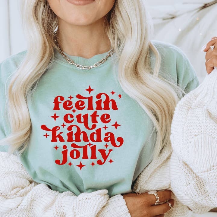 Natale: Feelin Cute Kinda Jolly, Tee, CUSTODIA A MANICHE LUNGHE per la vendita all'ingrosso da parte di Top Crate