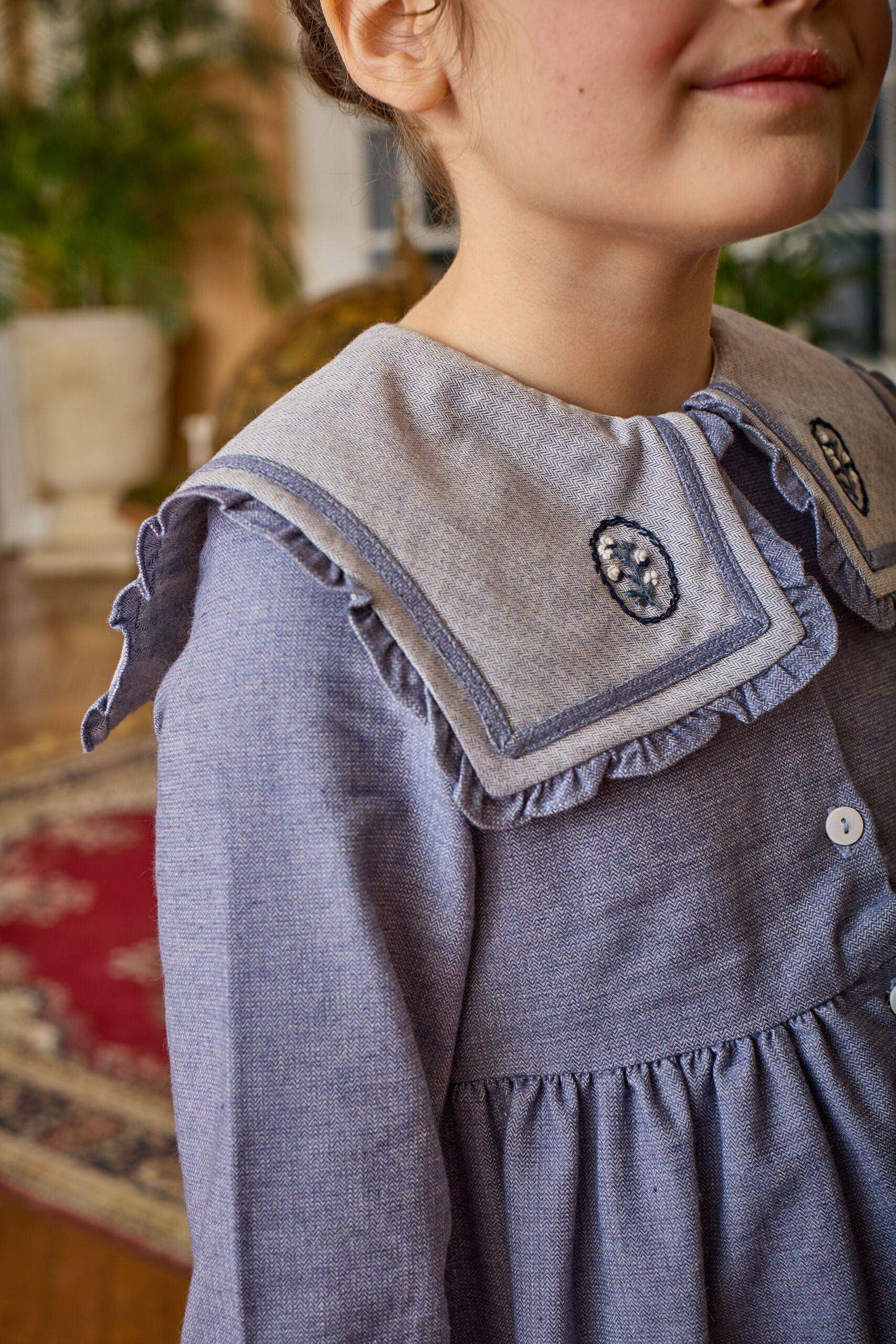 Kidiwi handmade - Wholesale Jurk - Kinderen - Paola, geborduurde jurk met blauwe denim chevrons0