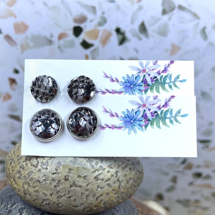 Gunmetal Zeemeermin schaal studs voor wholesale door Only Once Originals