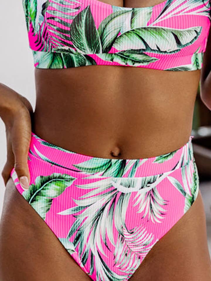 Bas de bikini texturé à imprimé tropical rose pour la vente par EG fashion