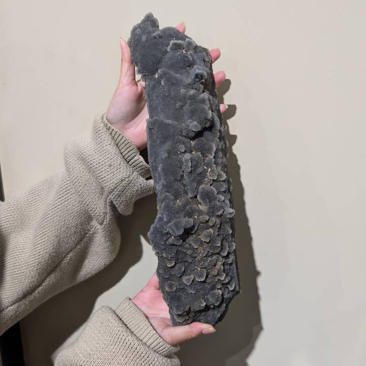 Grande Placa de Calcedónia Negra com Drusa por atacado de The Crystal Tabby