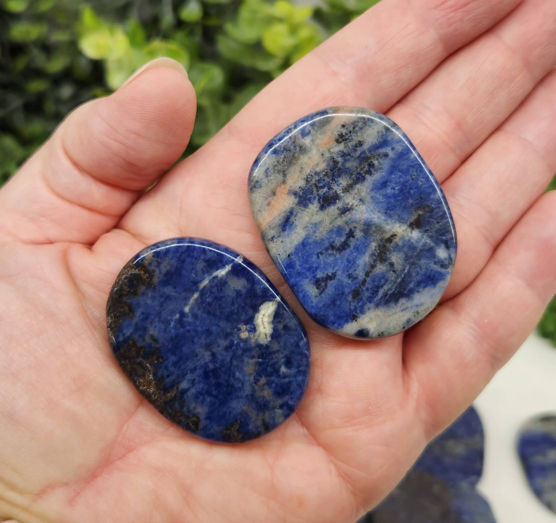 Meraki Gemstones – Engroshandel Spirituelle sten og krystaller – Sodalit flad glat oval sten (0,5 kg/1,1 lbs) -45x35x7mm3