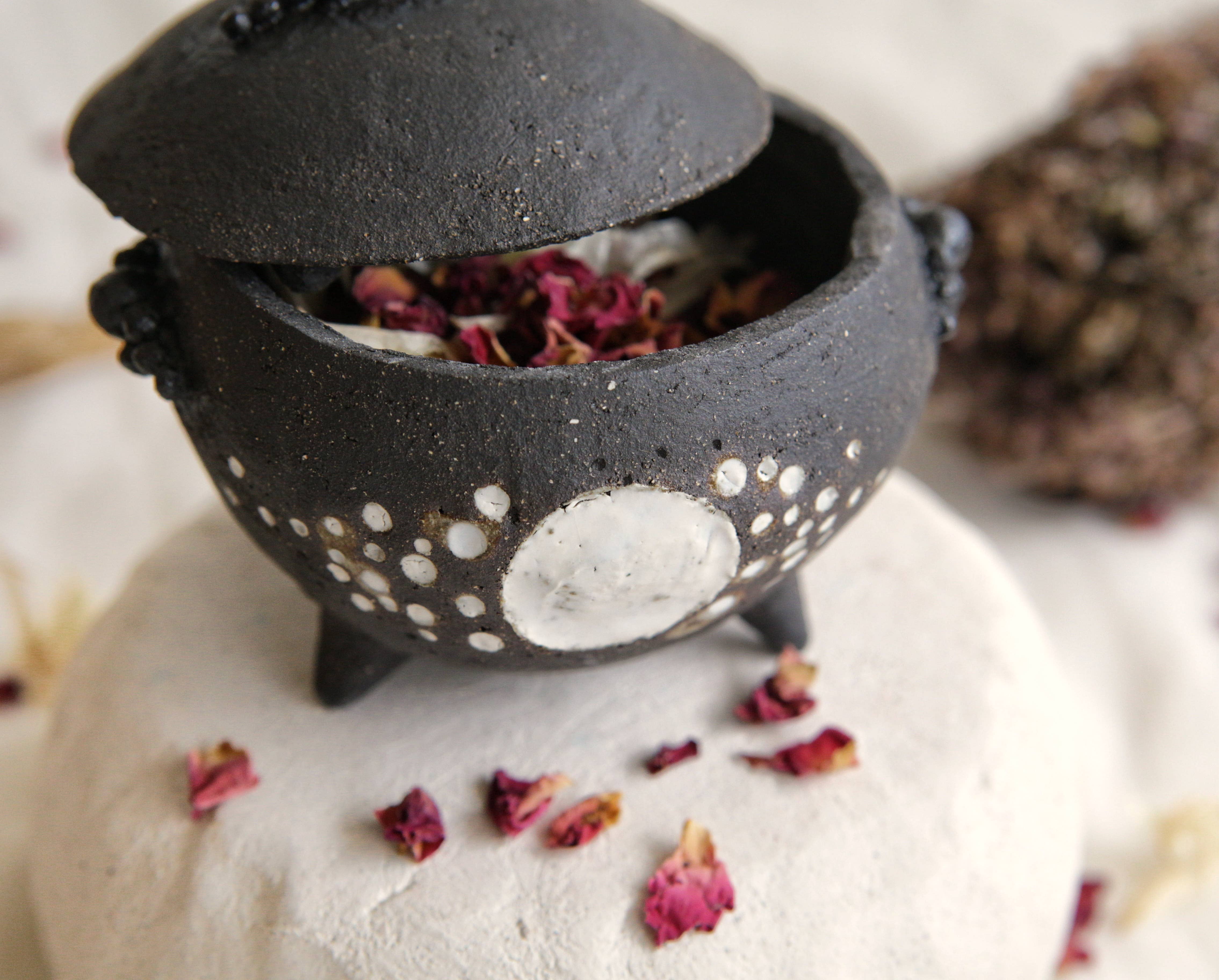 Nuria Vela Ceramica - Vente Porte-encens - Chaudron en céramique noir et blanc avec couvercle et poignées1