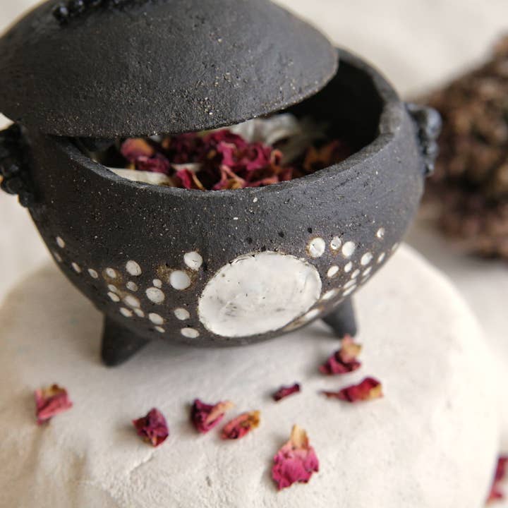 Nuria Vela Ceramica - Vente Porte-encens - Chaudron en céramique noir et blanc avec couvercle et poignées1