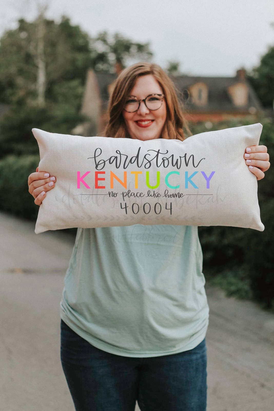 Doodles By Rebekah - Wholesale Rugkussen - Kleur „No Place Like Home” lendenkussen [Aangepast]0