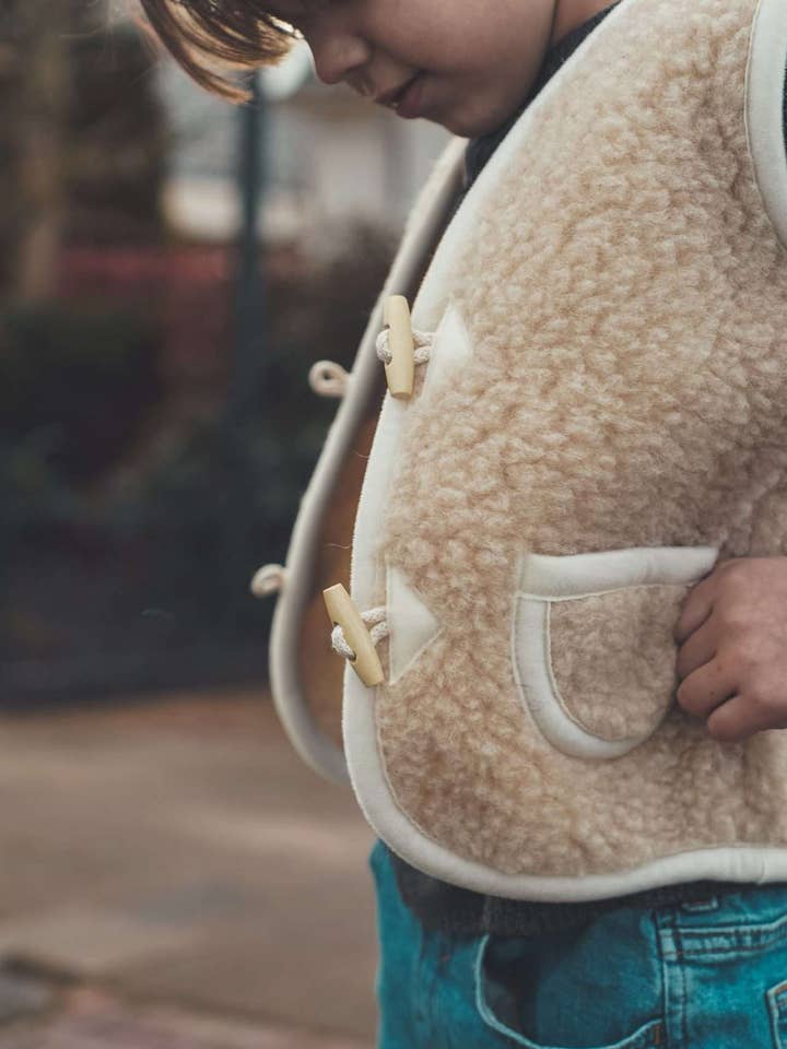Wollen Bodywarmer - Cappuccino für den Großhandel von We Are Wovens