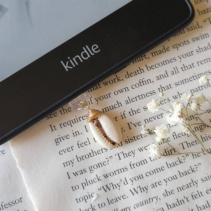 Bookish Heaux - Wholesale Individual charm/pendant - Gold Kindle Accessory Dust Plug Charms USB Type C 2