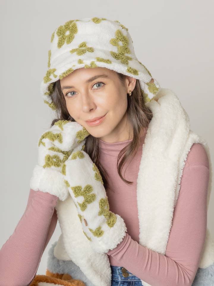Chapeau Flower Sherpa Bucket pour la vente par Do Everything In Love®