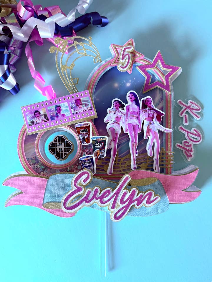 Figurine de Gâteau Chasseurs de Démons K-Pop pour la vente par Scarlet Paperie