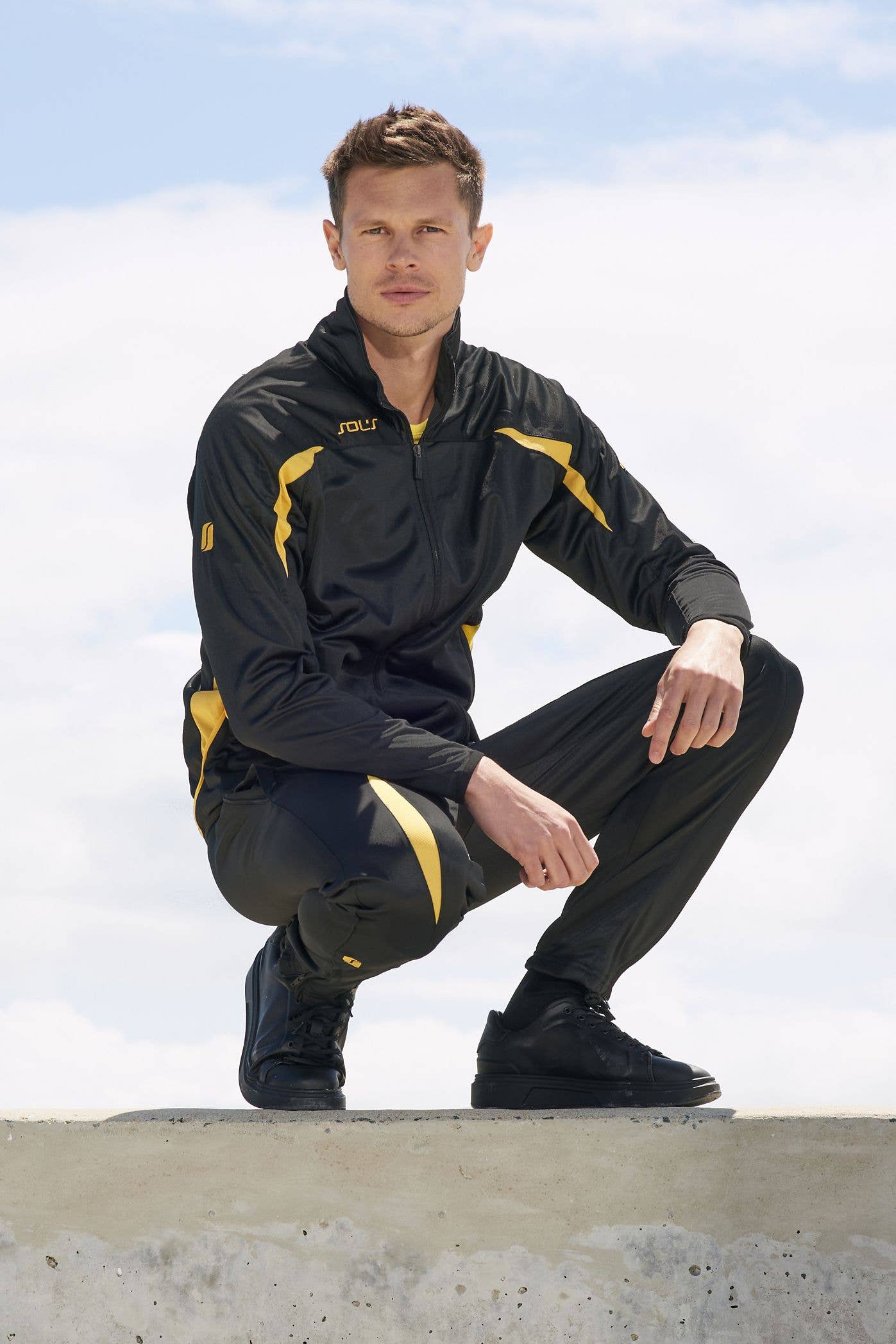 Röd Vit Svart CAMP NOU vuxen träningsdräkt klubb S röd, vit och svart för wholesale på Faire3