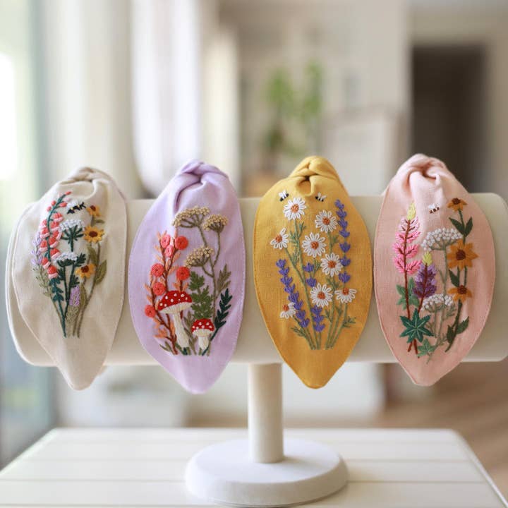 Handbroderat blommigt turbanpannband för wholesale av Finer Embroidery