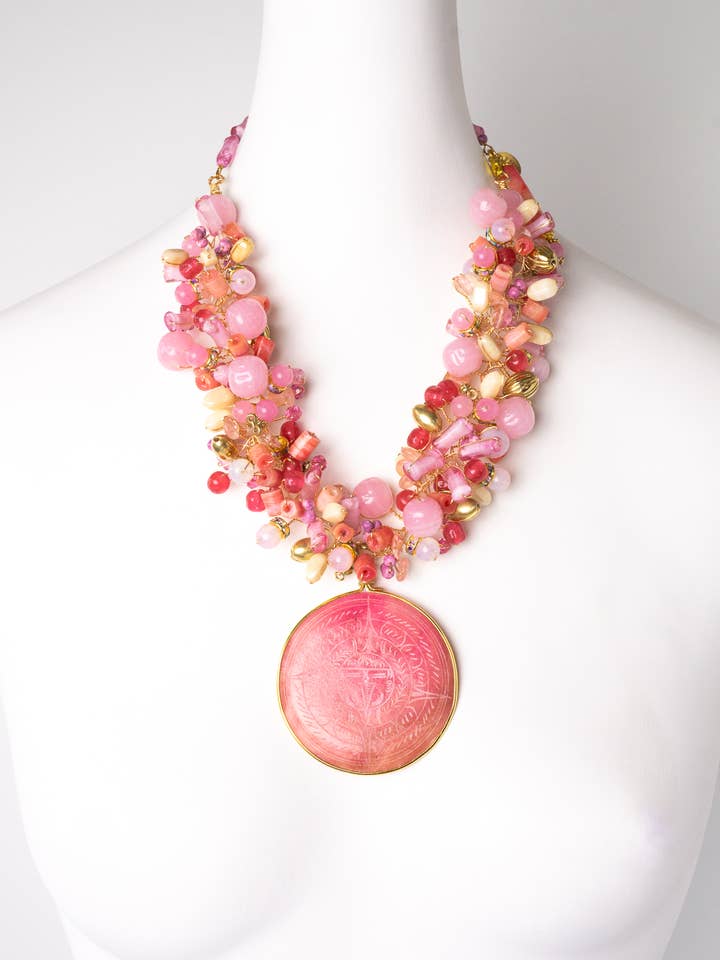 Collier tendance perlé à plusieurs brins Prosperity pour la vente par A Silk Purse