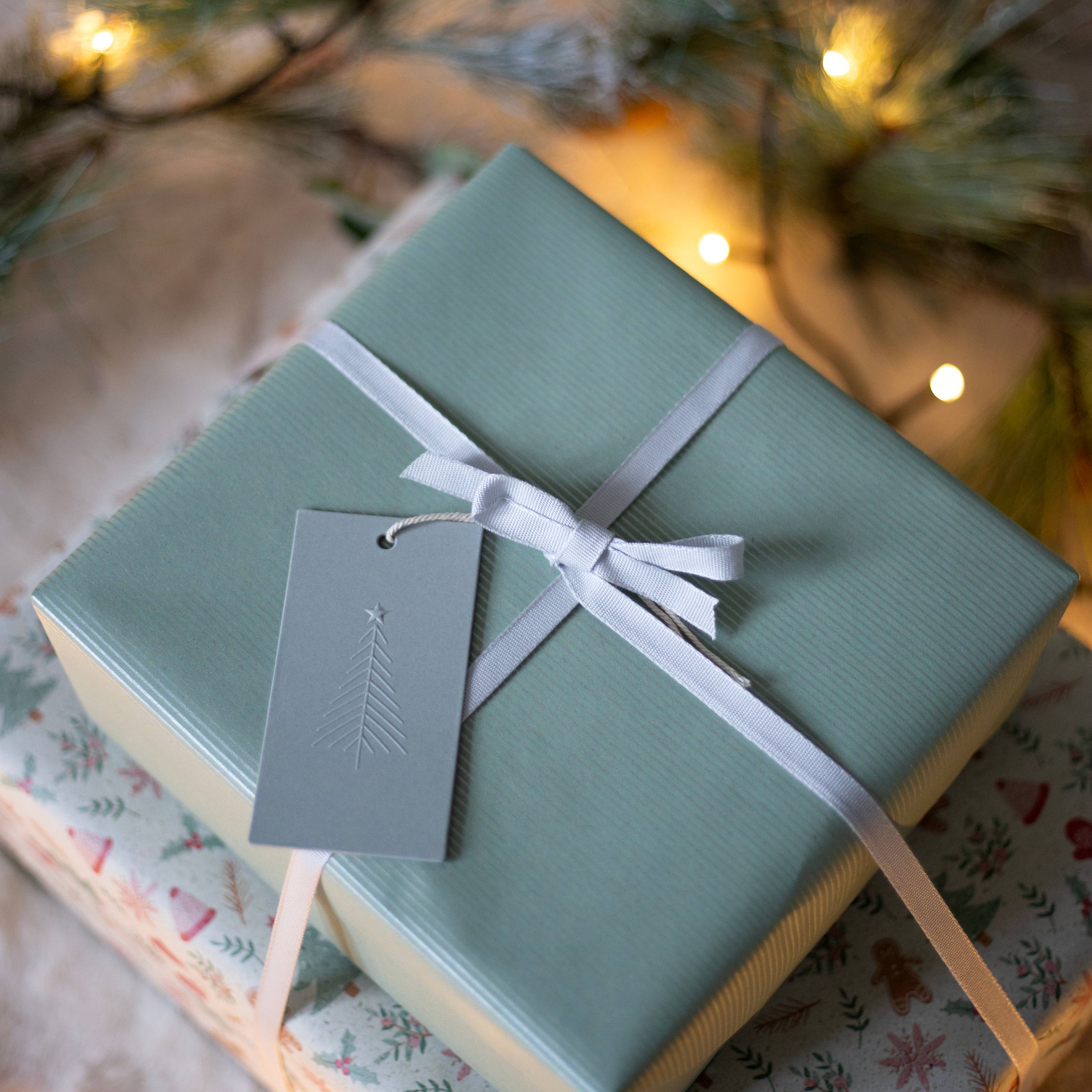 Cascayde – wholesale Wrapping paper roll – 5m roll of Green with Fine Silver Lines Kraft Wrapping Paper1