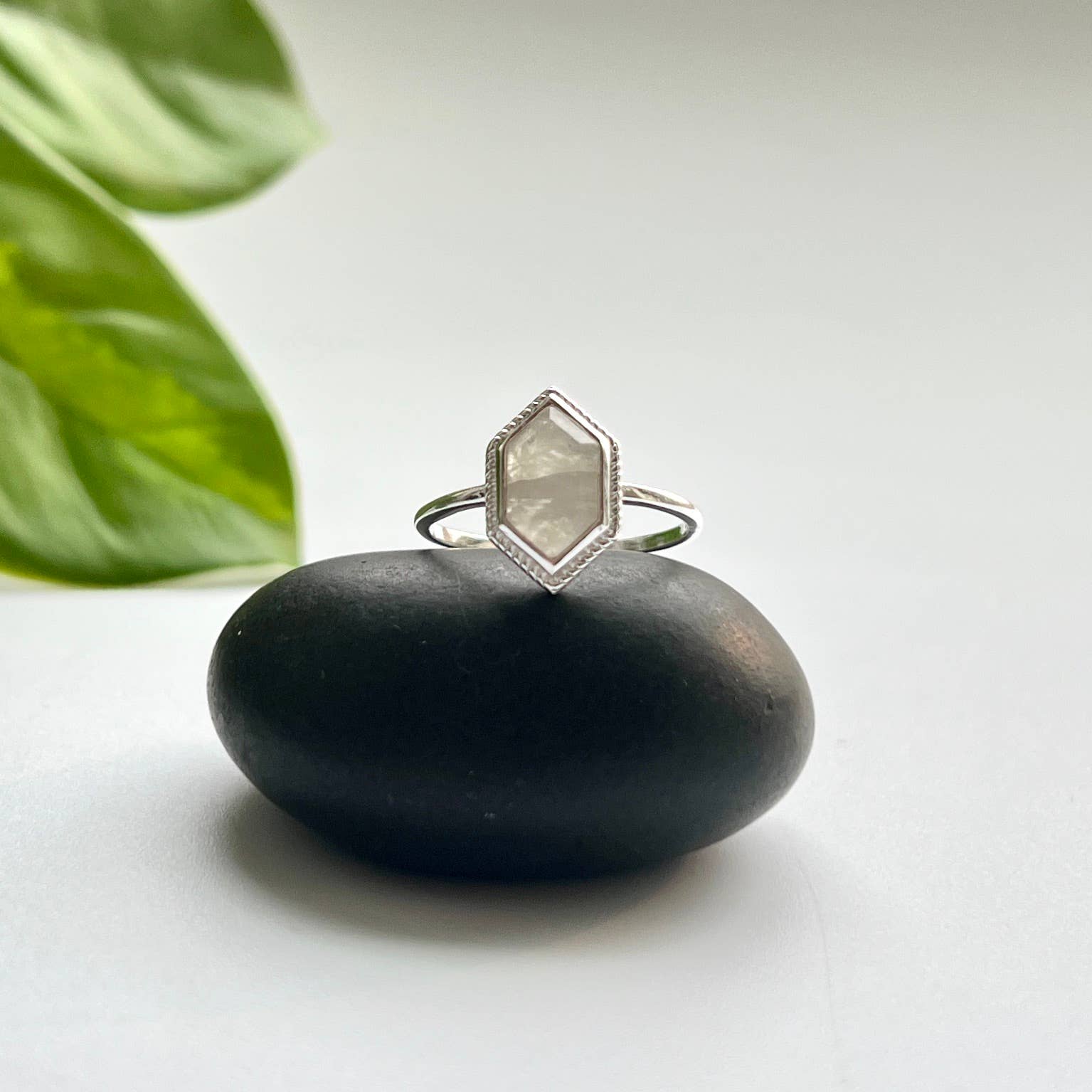 Baizaar - Vendita all'ingrosso Anelli con pietra singola/solitario - Anello solitario in argento sterling con pietra di luna - SR1222