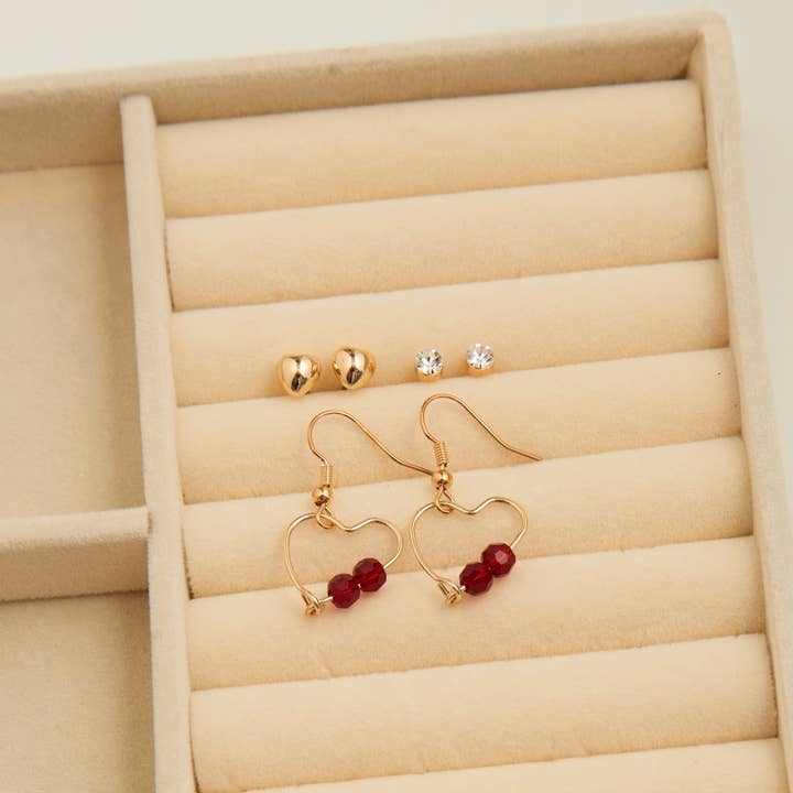 Elsie & Zoey - Vente Parures de bijoux - Ensemble de trois boucles d'oreilles Mina Cadre Cœur Clou + Pendante Gemme Rouge1