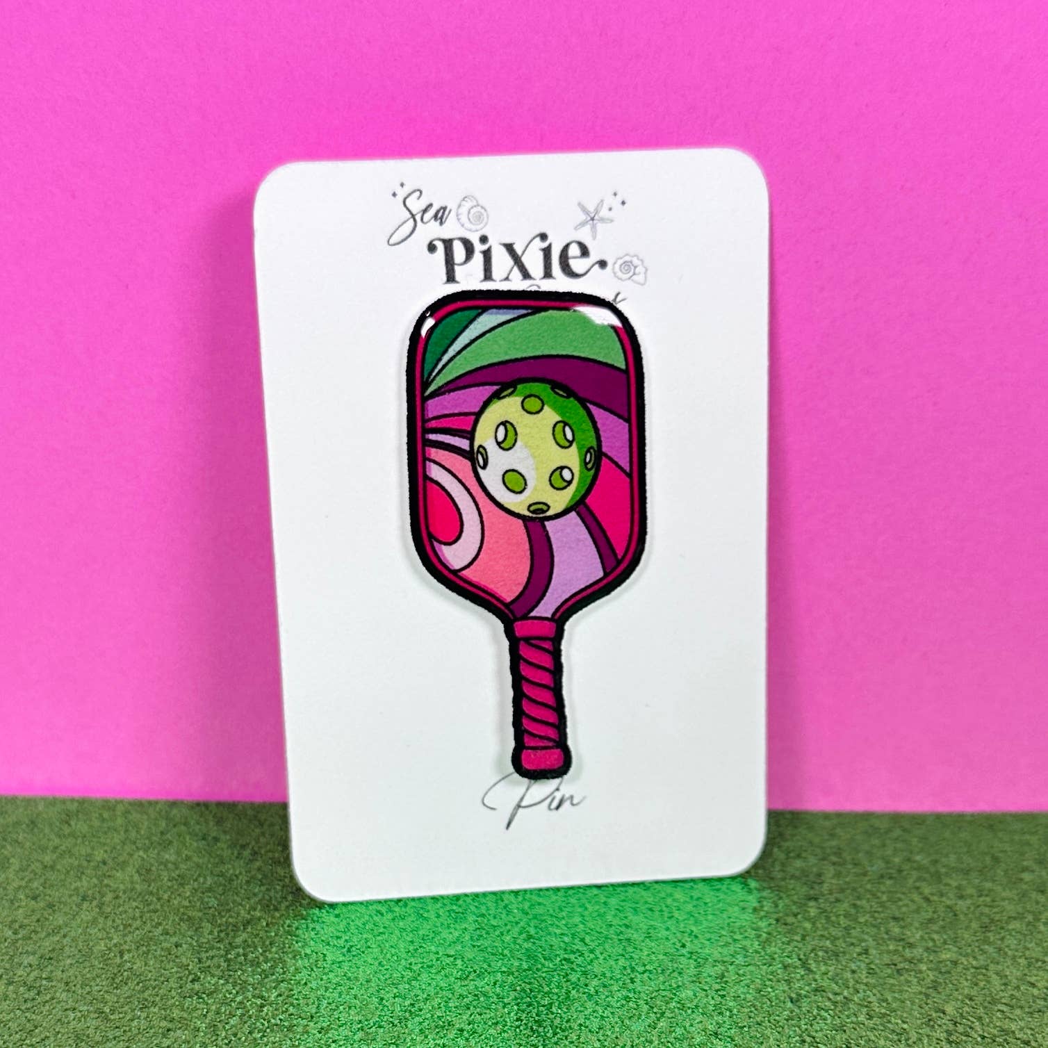 Sea Pixie Designs – wholesale Nål och knapp för kavajslag – Rosa & Grön Pickleball Paddel Sportlag Pin1