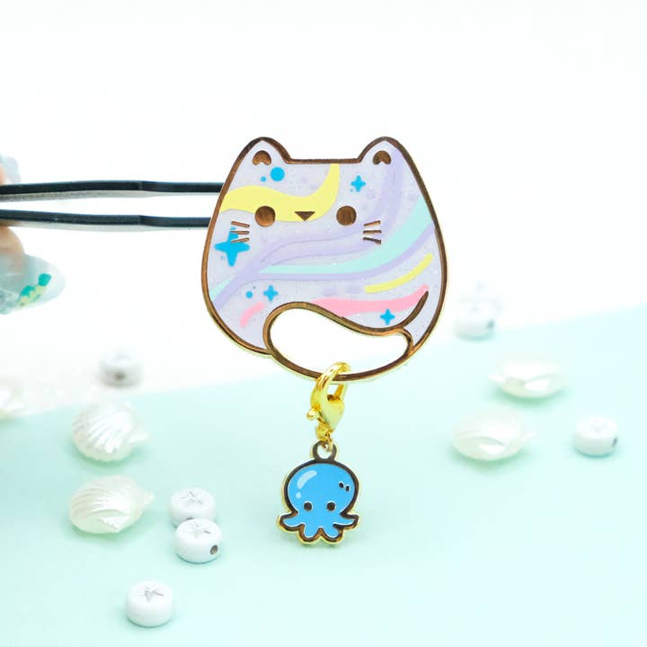 Sparkles in the Wild - Wholesale Lapel Pin/Button - Épingles Chat Rêveur - Collection Charmante6