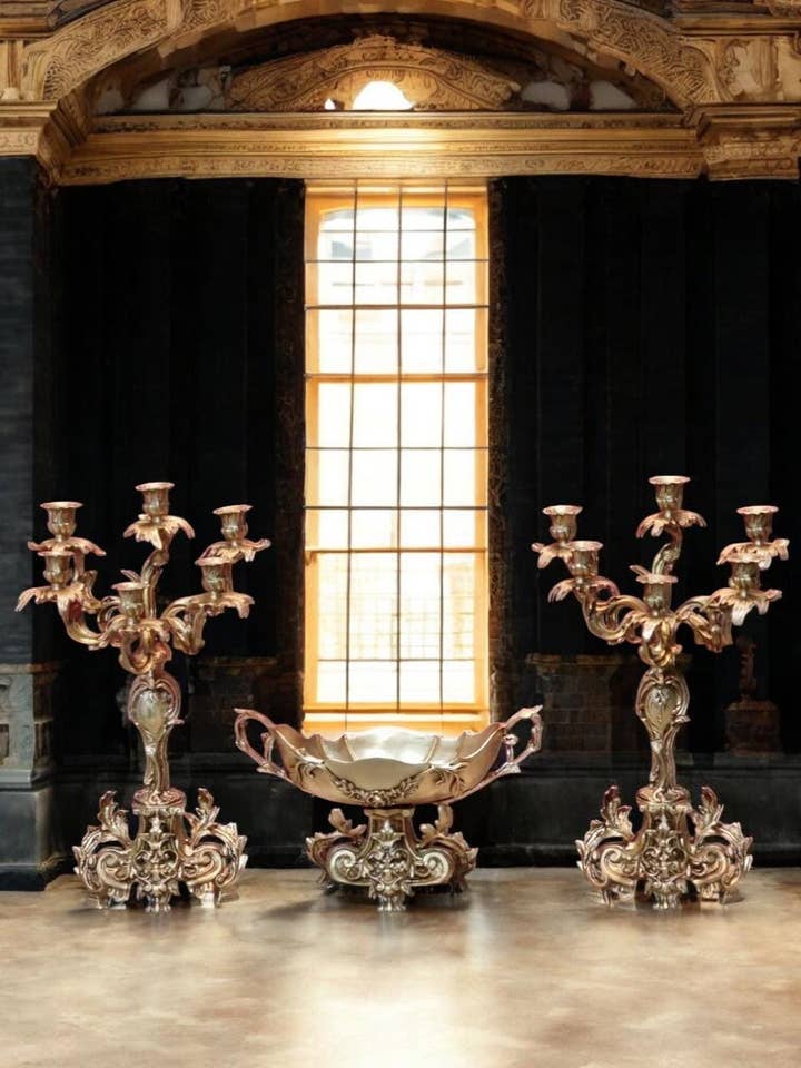 Ensemble de candélabres et coupe centrale en bronze doré de style antique – Design Rococo français (ensemble de 3 pièces) pour la vente par MALuxury Furniture