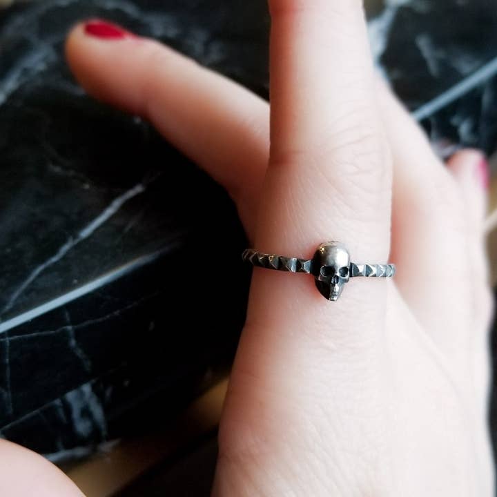 Inchoo bijoux inc – Anel de cocktail/declaração por atacado – Anel Crânio Rocker Pequeno com Tachas1