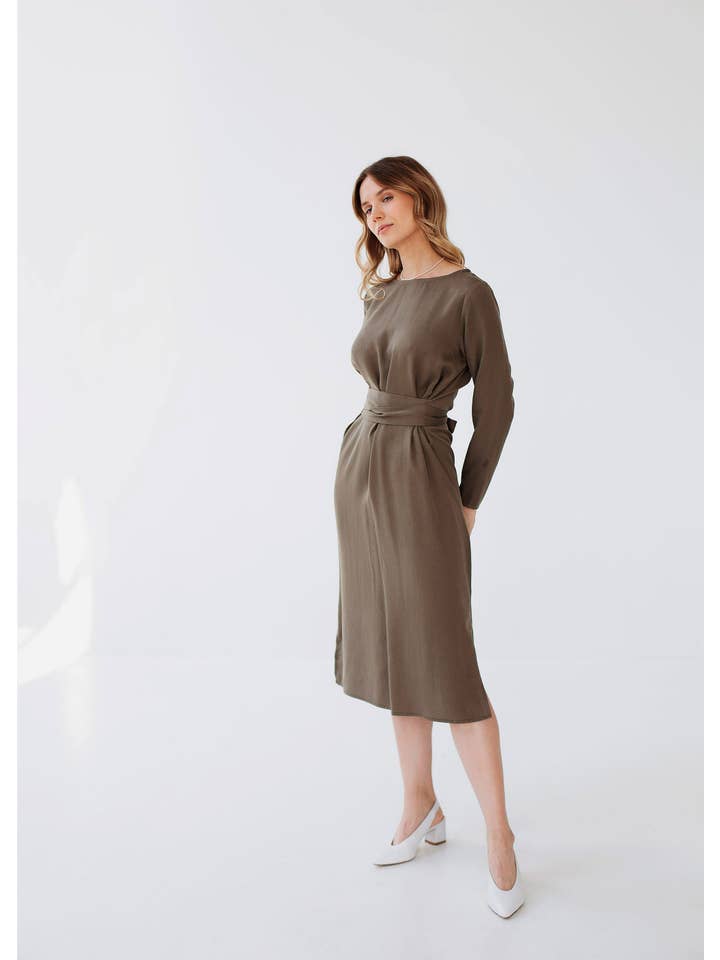 Nich Linen - Wholesale Jurk - Dames - Wikkeljurk van linnen met ceintuur in kaki groen, lange damesjurk6