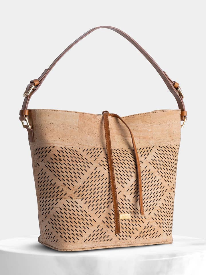 Détail de texture du sac fourre-tout en liège pour la vente par StudioCork