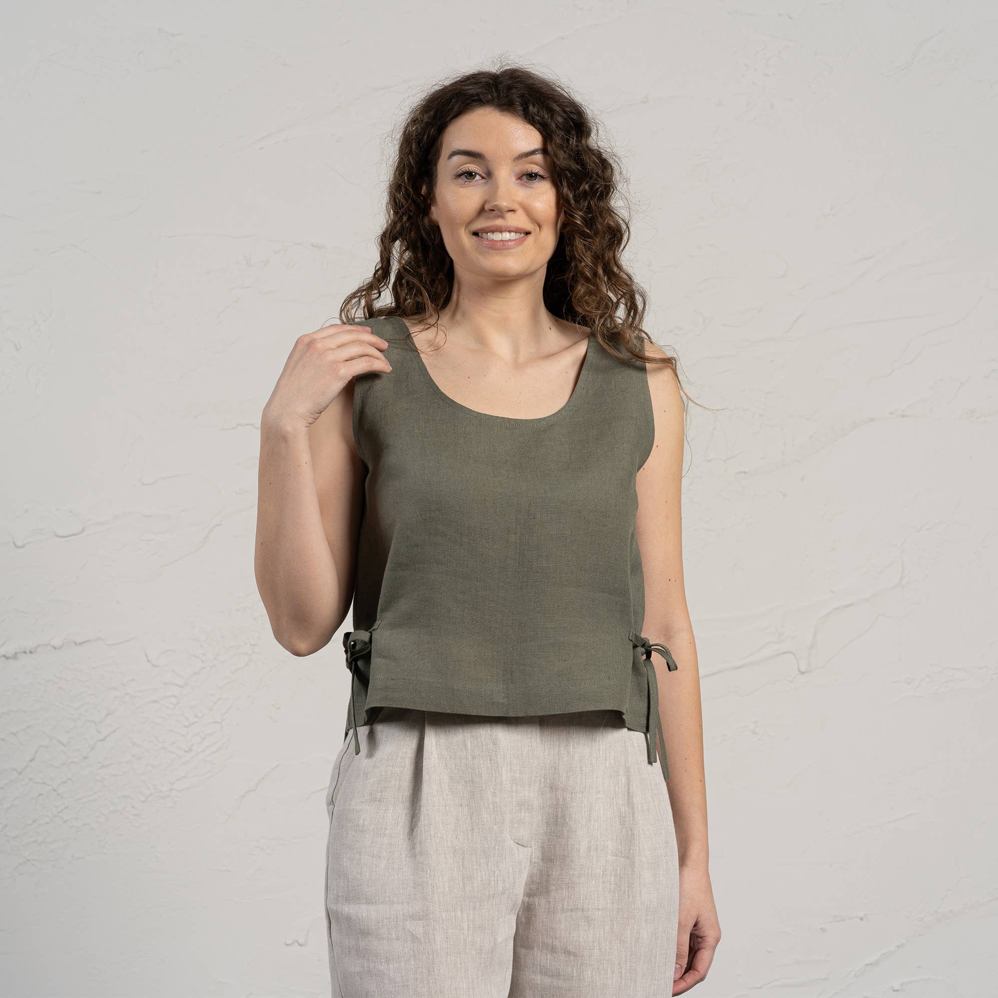 menique – wholesale Blus - Dam – Linne Crop Top med Sidoband Audrey - Vit Sommarlinne3