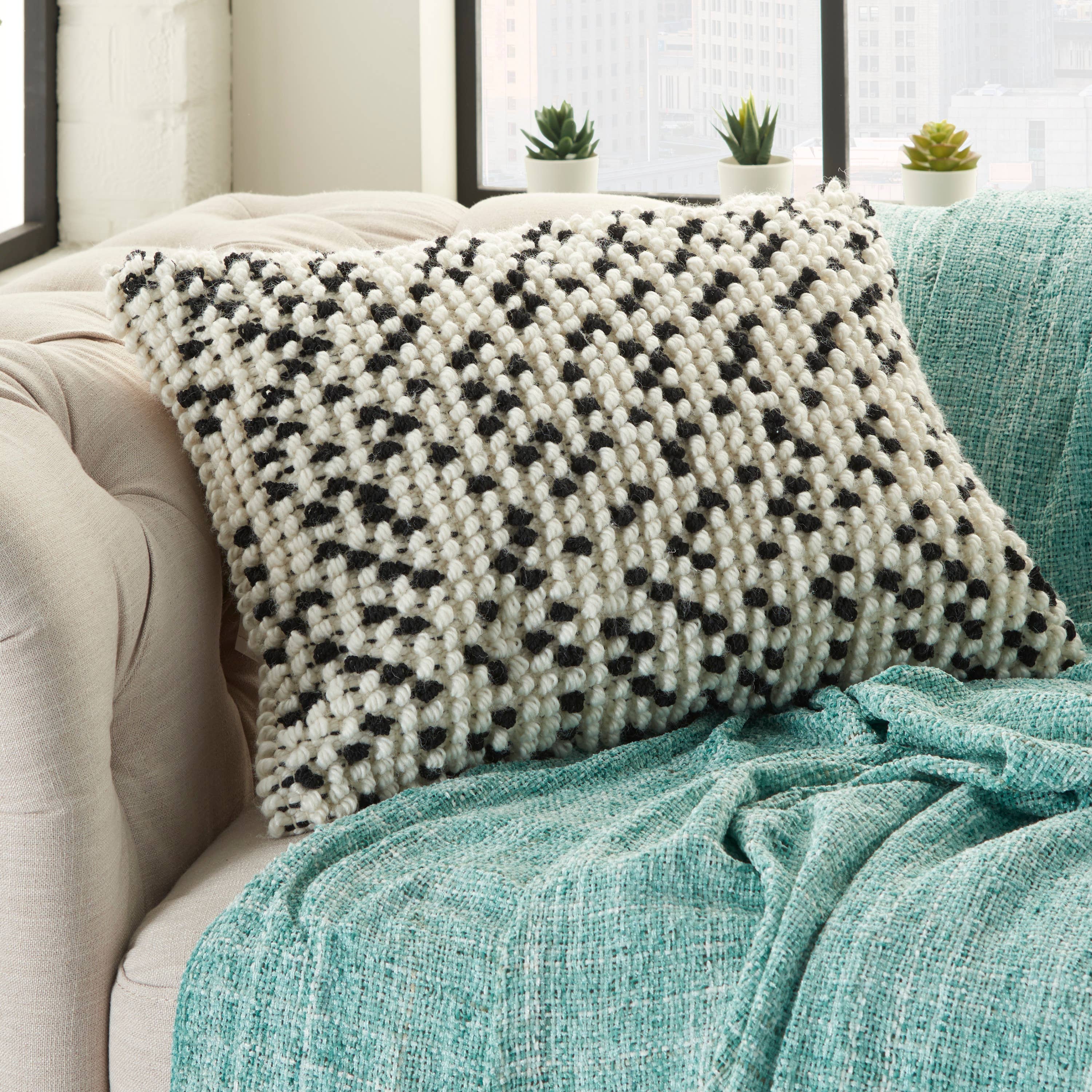 Svart Mina Victory Inomhus/utomhus Loop prickar svart kasta kudde för wholesale på Faire2