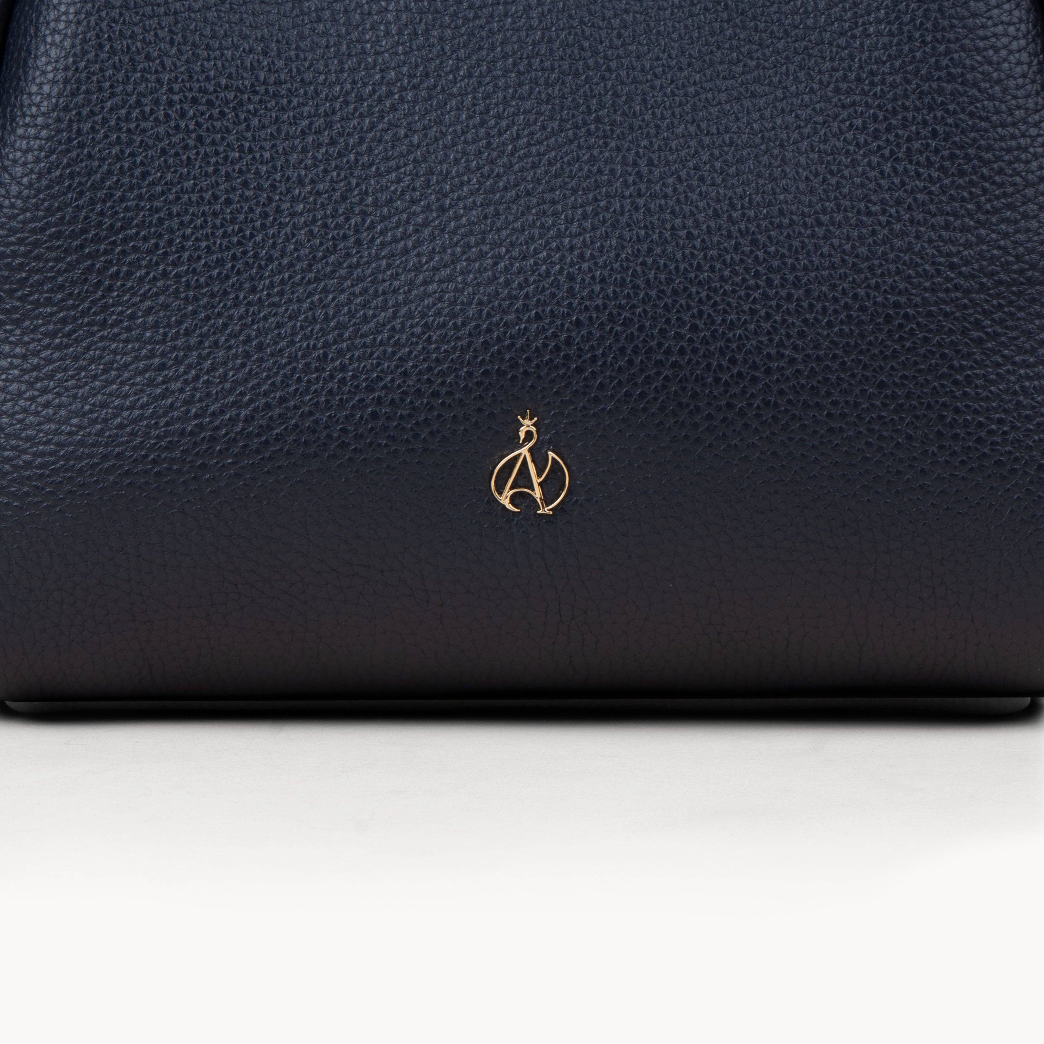 Assots London - Vente Sac porté épaule – femme - Sac bandoulière organisateur en cuir véritable grainé bleu marine 'DEBBIE'4