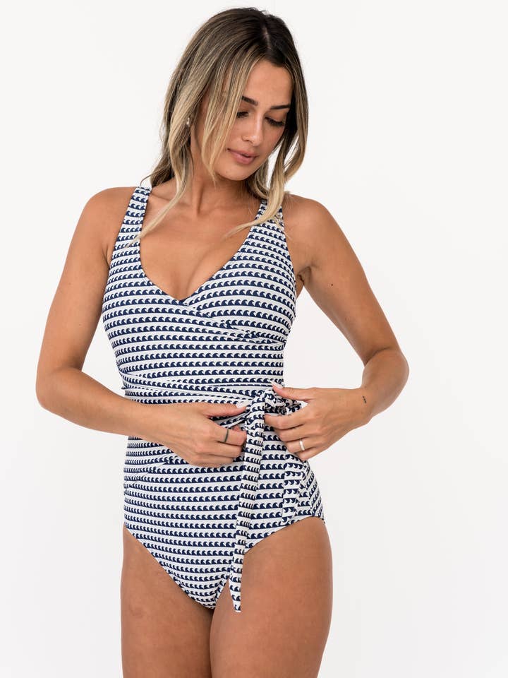 Une pièce à devant en forme de vague Seaside Navy pour la vente par Coral Reef Swim