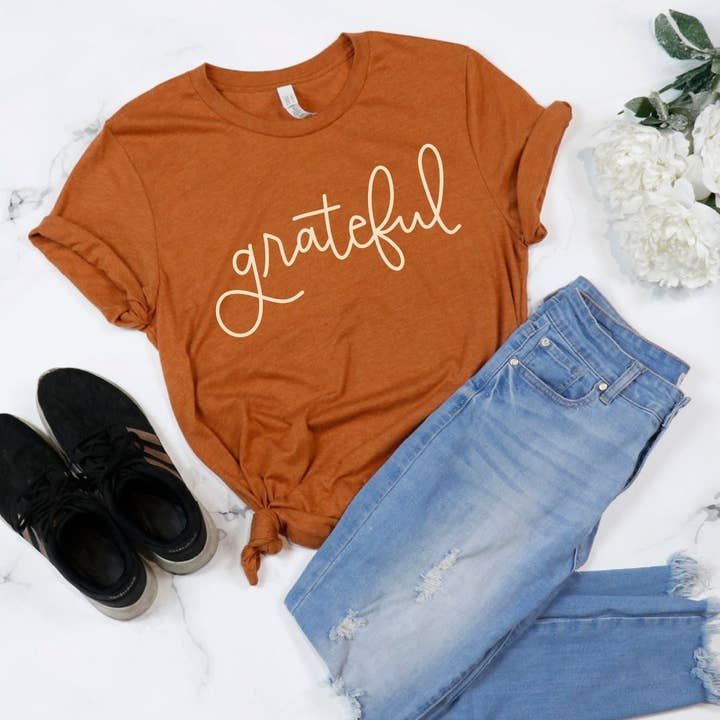 Dankbaar uniseks T-shirt (Bella+canvas) | Handgeletterd shirt | Cadeau voor haar | Herfstshirt met ronde hals voor wholesale door Fiddles & Fern