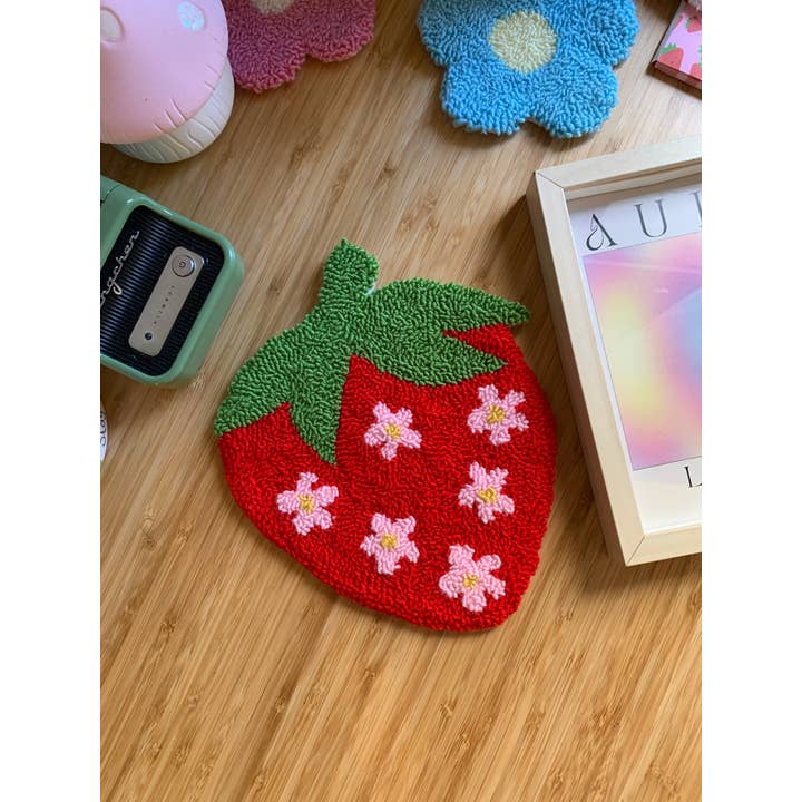 MUUDLAND - Vendita all'ingrosso Arazzi/Tessuti d'arredo - Graziosa decorazione da parete a forma di fragola, con ago da appendere alla parete3