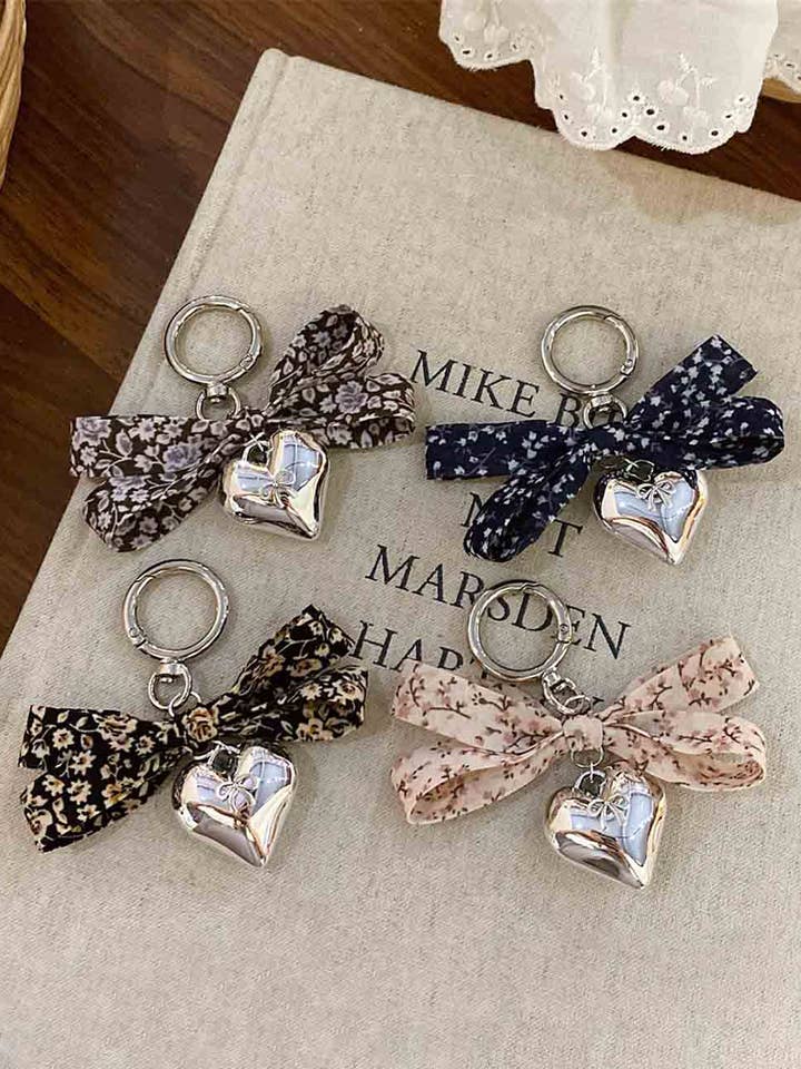 Ciondoli Portachiavi Eleganti con Fiocco e Stampa Floreale a Forma di Cuore DP25F586 per la vendita all'ingrosso da parte di Dipped Shop