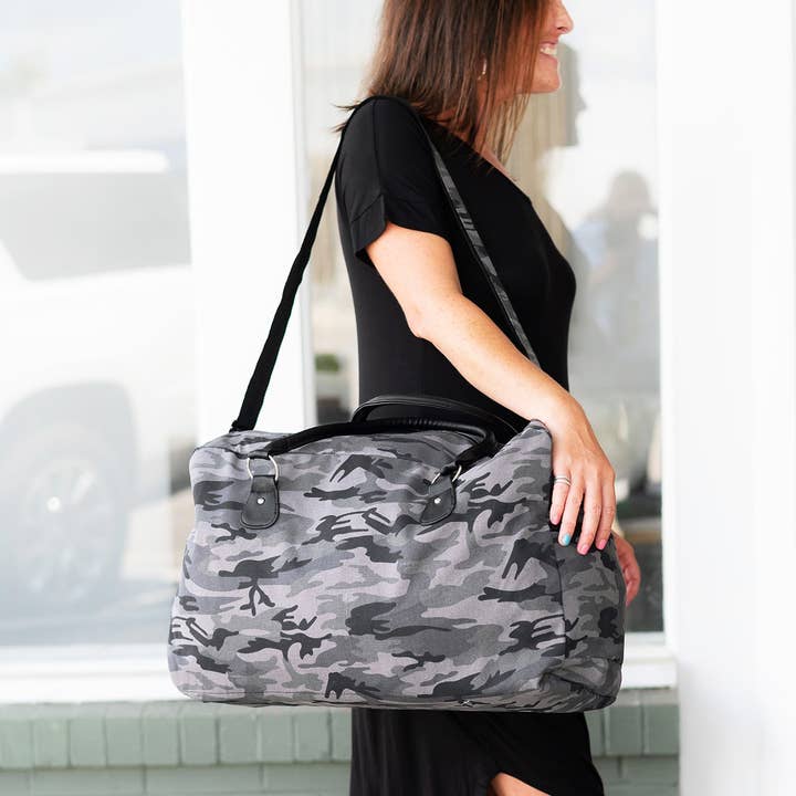 Viv&Lou - Wholesale Weekender bag – women's - Black Camo Travel Bag1