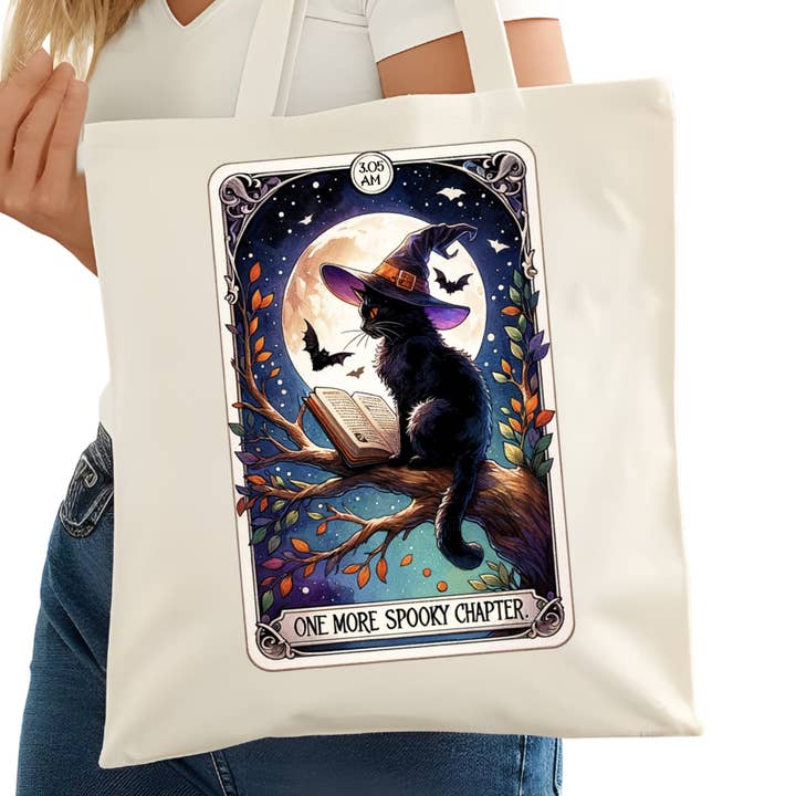 En kapitel till Spooky Cat Bookish Tote Bag – Läsväska för bokälskare – Bokläsarväska - Romantikläsarväska - Bokhandel för wholesale av Purely Bookish