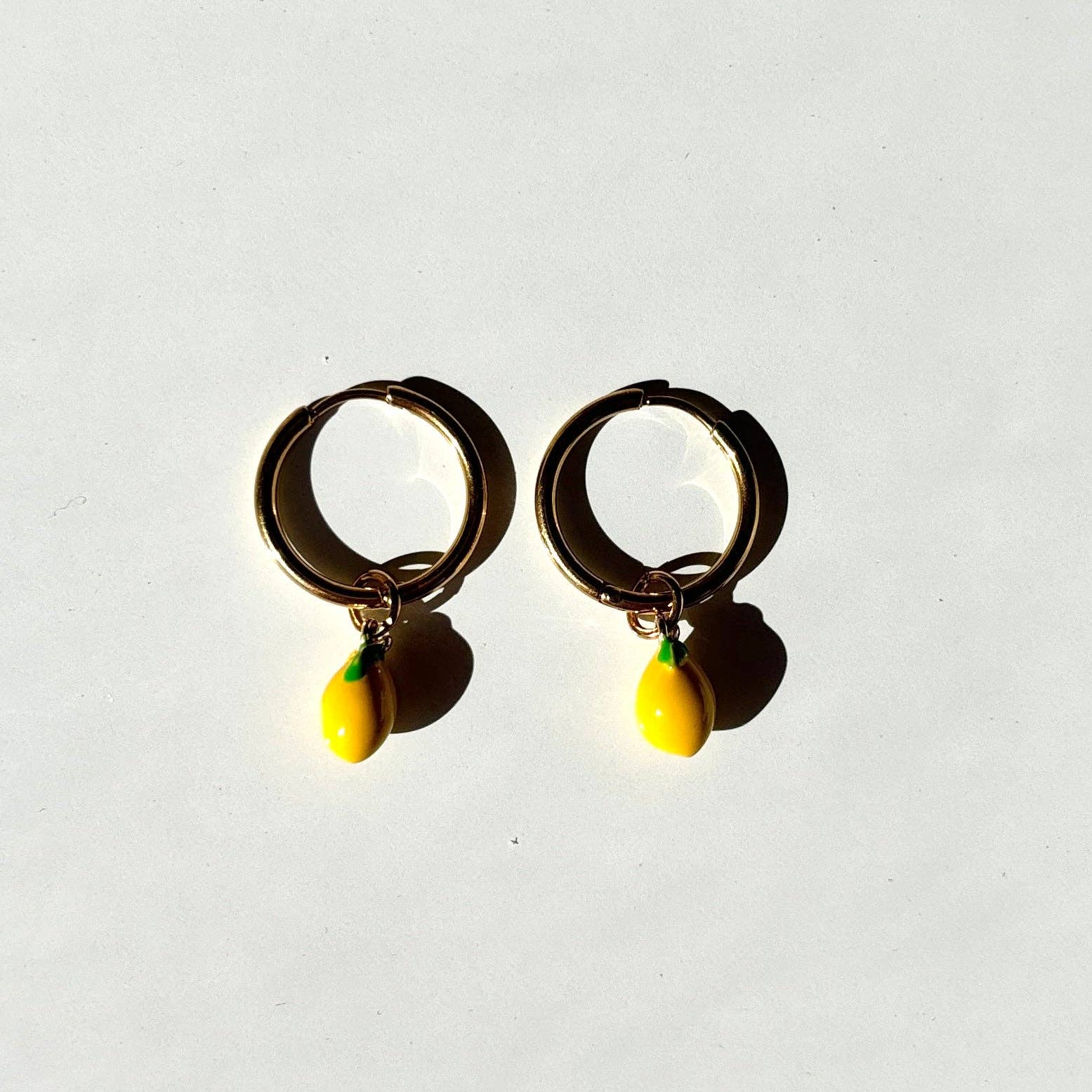 DUESTELLE ITALIA – Brincos de argola por atacado – Limoni & Morangos Hoops - Aros de Ouro com Pendente2