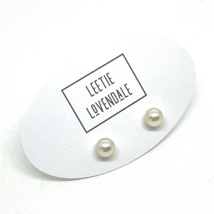 Mini boucles d'oreilles à tige vintage en perles crème pour la vente par Leetie Lovendale