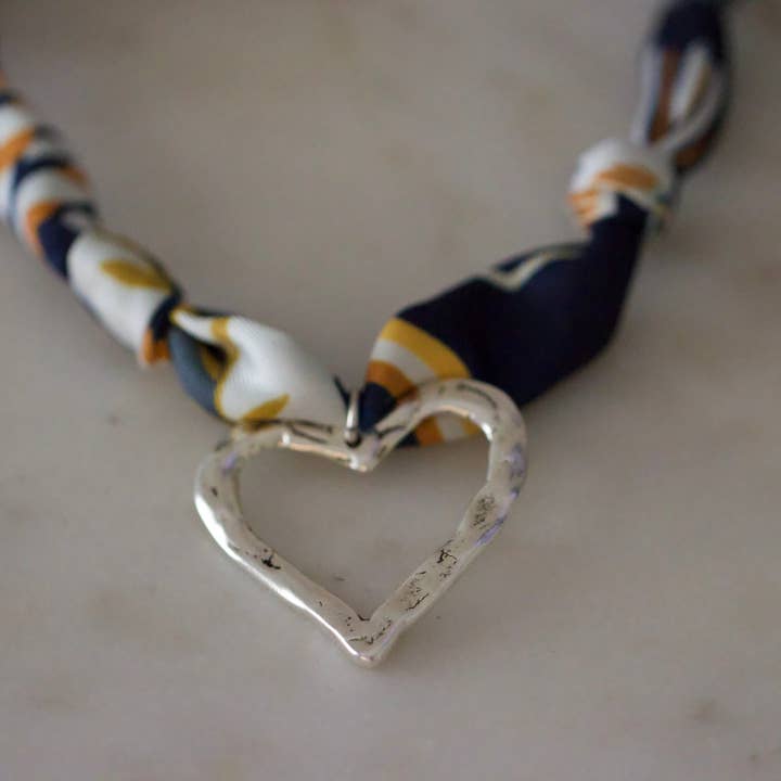 Deep South Originals Inc. - Vendita all'ingrosso Sciarpa - Donna - Collana con Sciarpa Cuore di Mezzanotte1