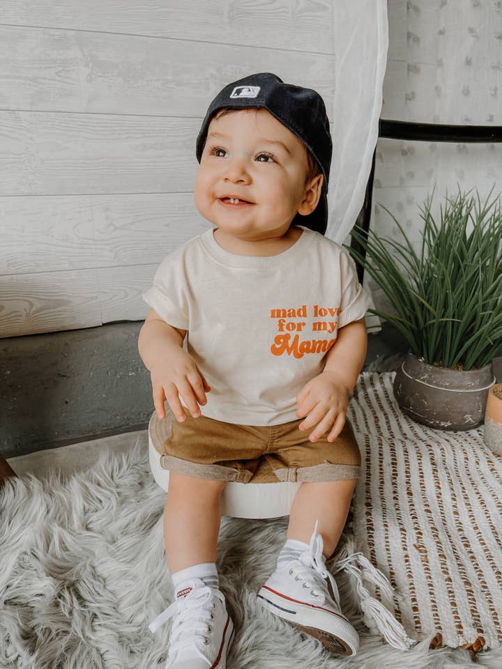 Salt + Salvation Threads – Engroshandel T-shirt med serigrafitryk – til børn – T-shirt med 'Mad Love for Mama' til drenge1