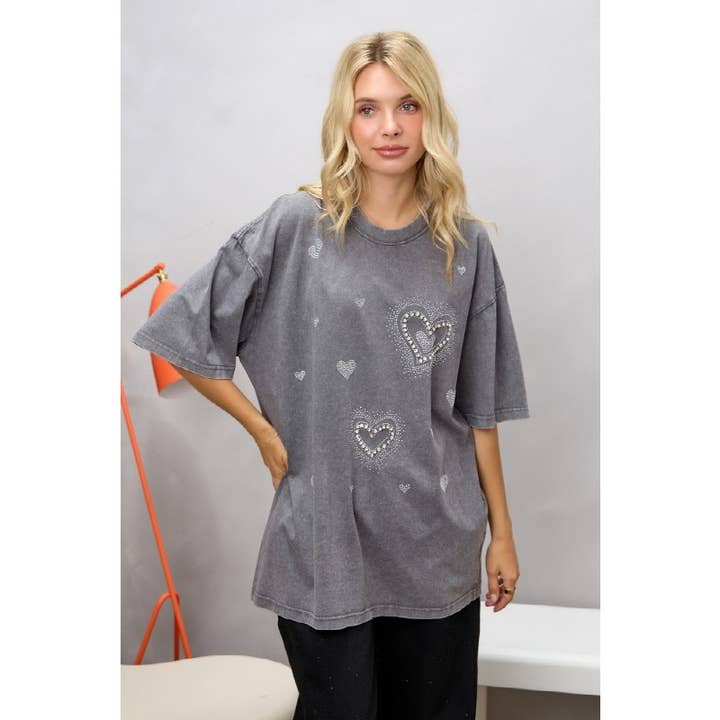 Haut surdimensionné à col rond avec cœurs en strass pour la vente par BNS