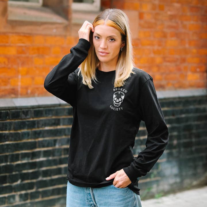 T-shirt à manches longues avec imprimé frontal de crâne (Unisexe) pour la vente par Broken Society