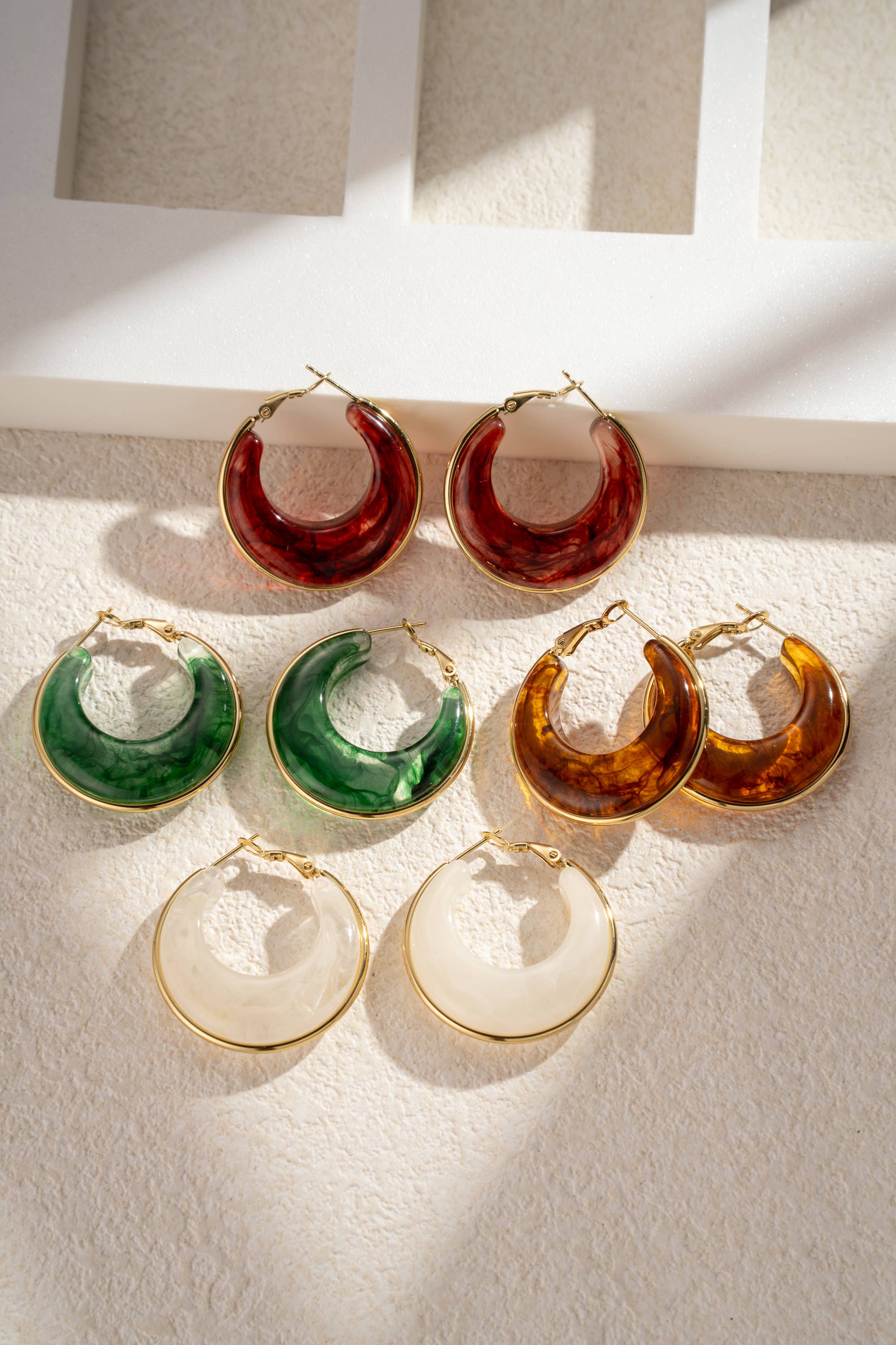 COSMOS – Großhandel Hoops – Marmorharz-Creolen Edelstahl Eleganz Natur3