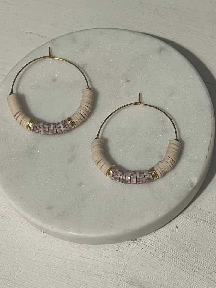 Pendiente de aro Heishi con manchas naturales para venta al por mayor de Inspiration Beads