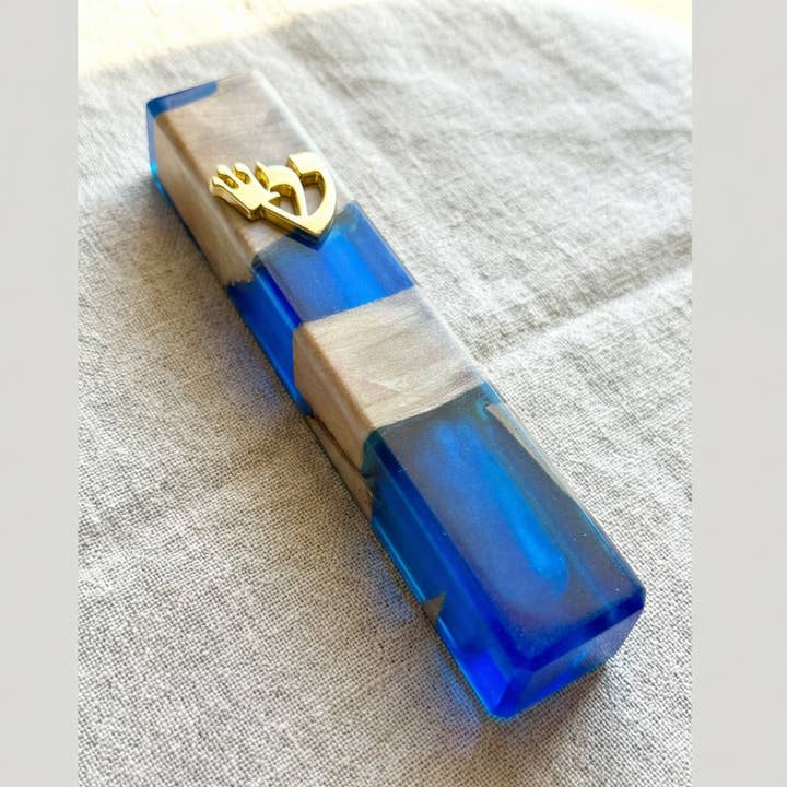 Modern olivträ & mörkblå harts mezuzah – handgjuten för wholesale av Mazal By Sara