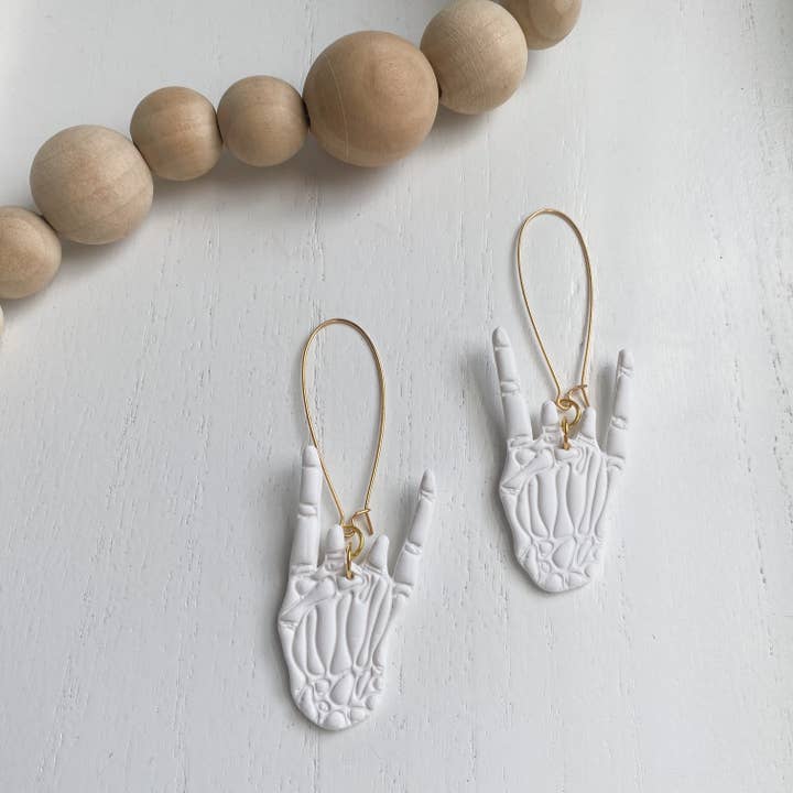 Amber Rae Studio – Großhandel Ohrhänger – Skeleton Rocker Handohrringe | Skeleton-Hand-Ohrringe1