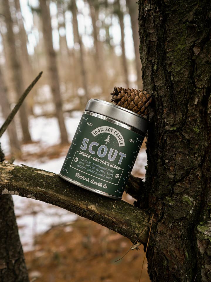 Vela de soja Scout | Spruce + Dragon's Blood, 14 oz para venta al por mayor de Ambush Candle Co.