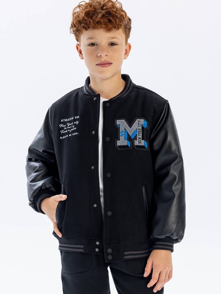 Jongens honkbaljack met applicatie, mouwen van imitatieleer, zwart, 2-14 jaar voor wholesale door Minoti sp. z o.o.